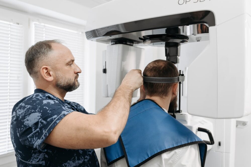 Szpitalny Oddział Ratunkowy, czyli SOR, to miejsce w którym lekarze zajmują się nagłymi przypadkami. Na potrzeby diagnostyki wykonują różne badania, w tym RTG